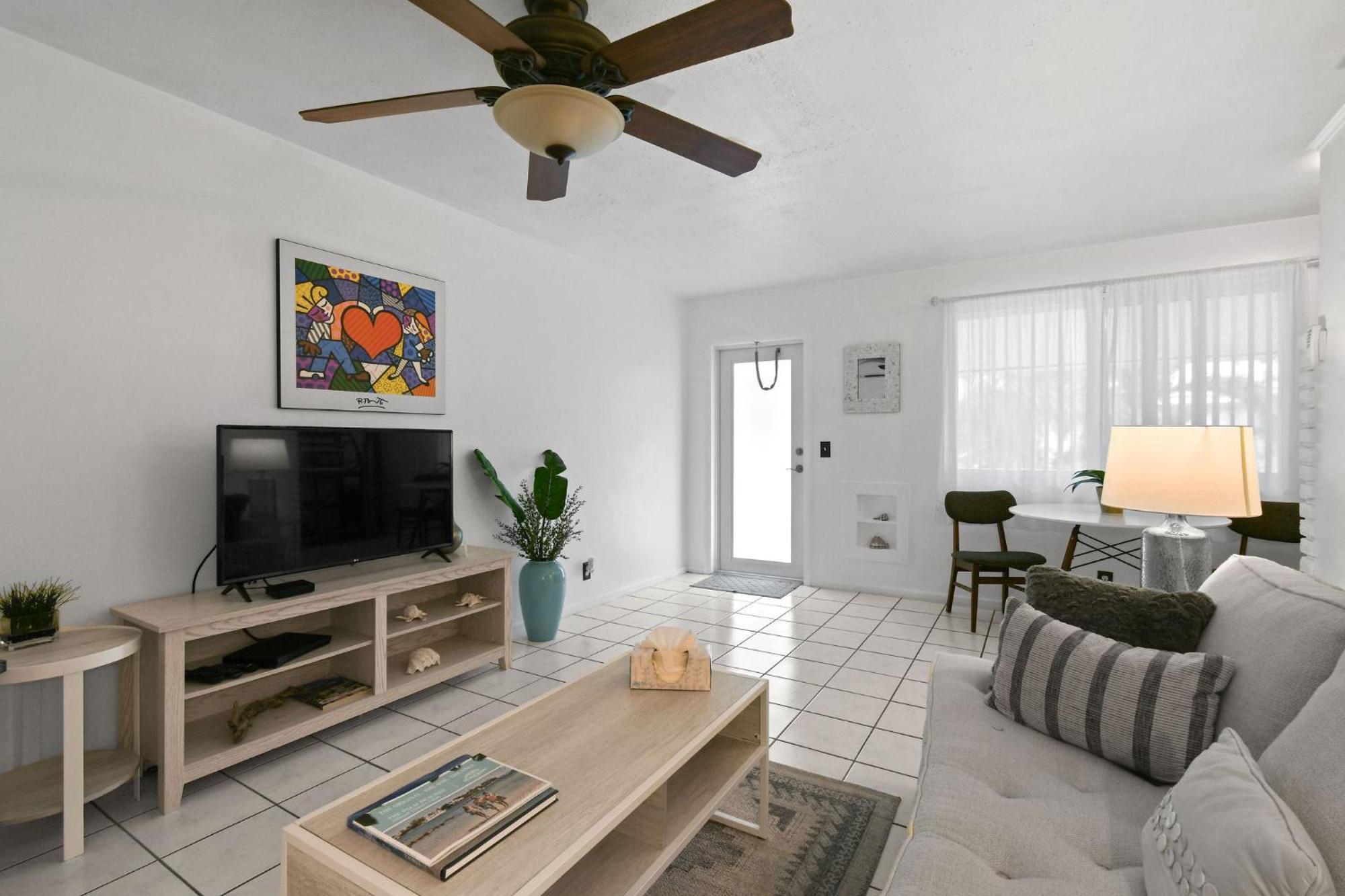 Sunshine Shores Boutique Apartments ปาล์มบีชชอร์ ภายนอก รูปภาพ