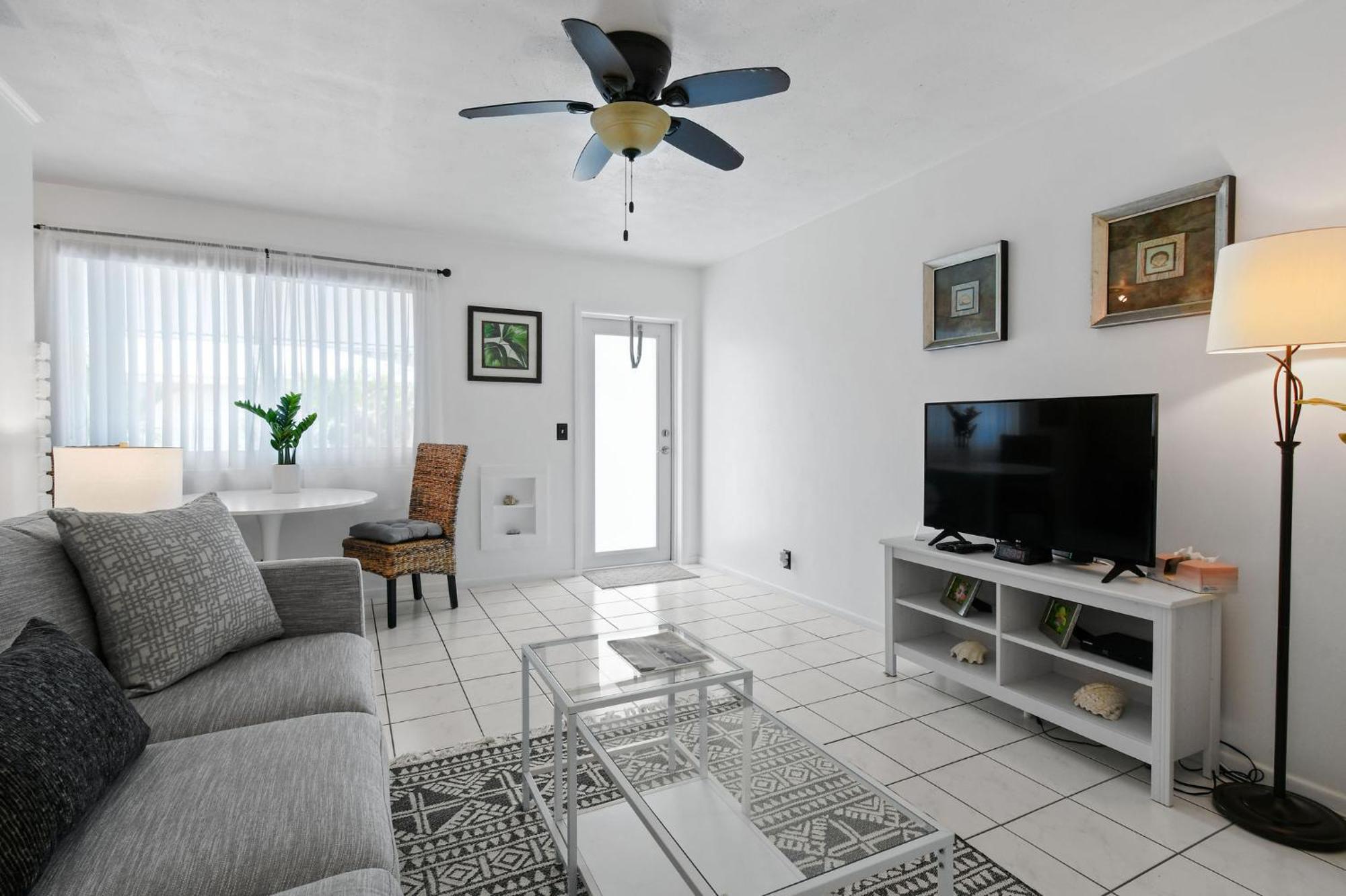 Sunshine Shores Boutique Apartments ปาล์มบีชชอร์ ภายนอก รูปภาพ