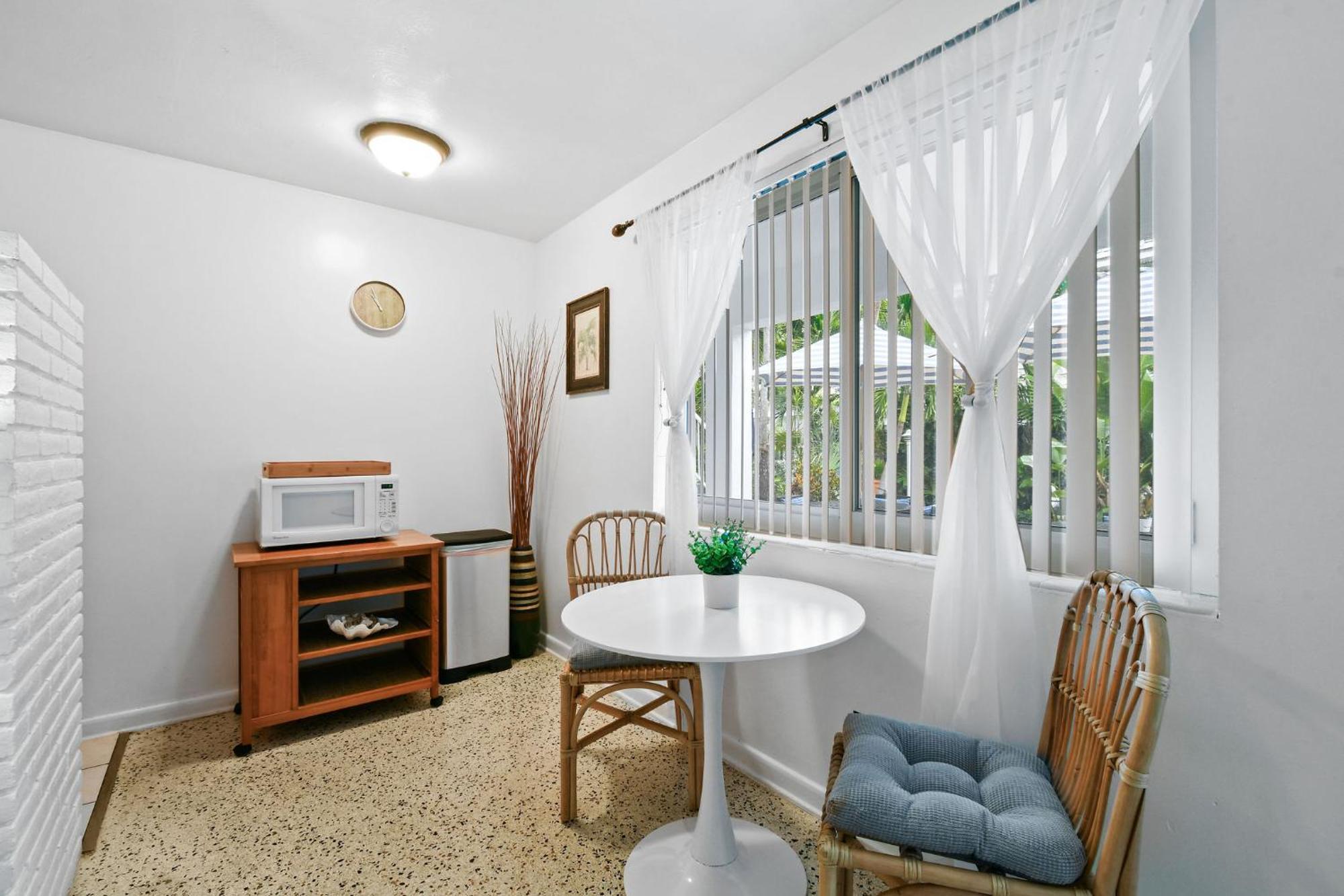 Sunshine Shores Boutique Apartments ปาล์มบีชชอร์ ภายนอก รูปภาพ